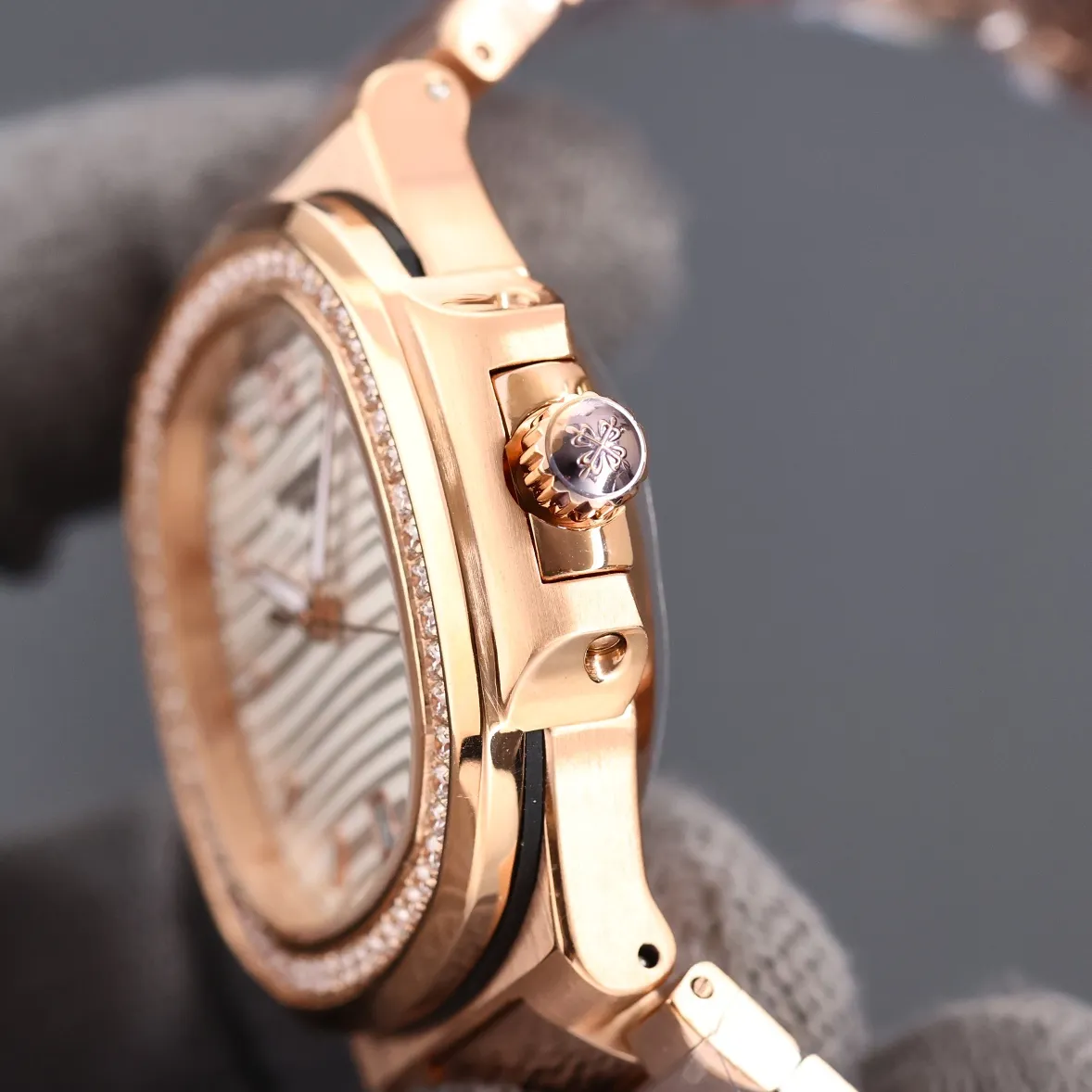 【High-end replica】💰1920! Patek Philippe Nautilus co-branded Tiffany series global limited edition has arrived🔥It is still the Tt factory's professional quality assurance and high cost performance🎈🎈 [PATEK PHILIPPE] Patek Philippe Elegant Sports Series 5711/1A Nautilus, the king of steel watches, the best detoxification solution on the Internet! Details: 1⃣️With customized Citizen 8215 automatic movement. 2⃣️316L customized ergonomic watch strap! 3⃣️The beads in the steel belt are diamond-shaped, which is consistent with the original product. 4⃣️Diameter 40 mm. Wearing 5711/1A not only shows youthful vitality, but also exudes a strong sense of calmness from the inside out. It is a well-deserved "King of Steel Watches"! Tt factory welcomes your tasting!